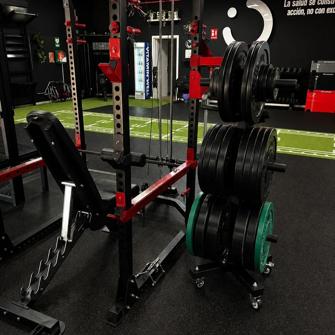 Zona de fuerza y equipamiento de Round Training Club en Rota