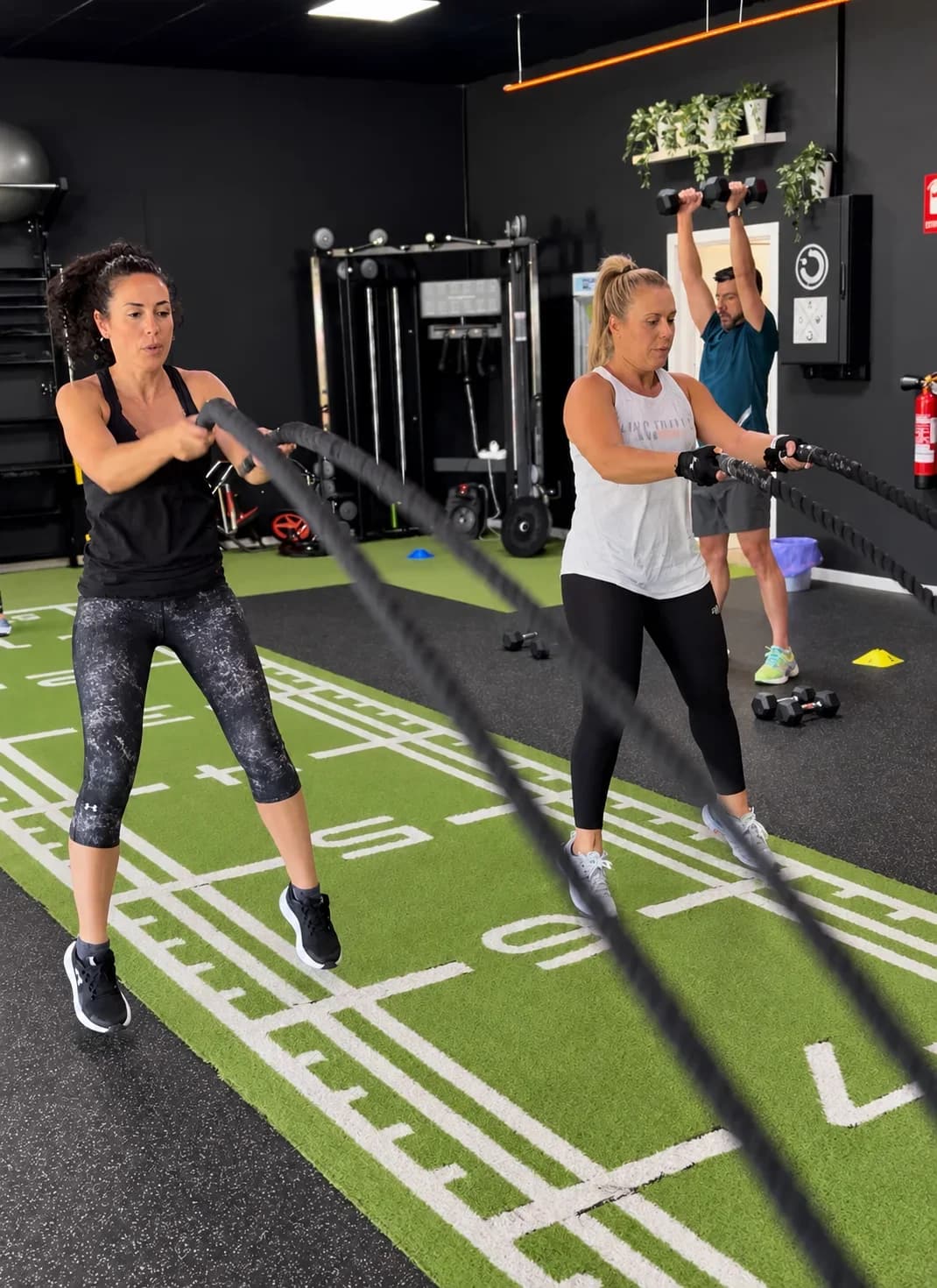 Entrenamiento de fuerza con bandas en las instalaciones de Round Training Club
